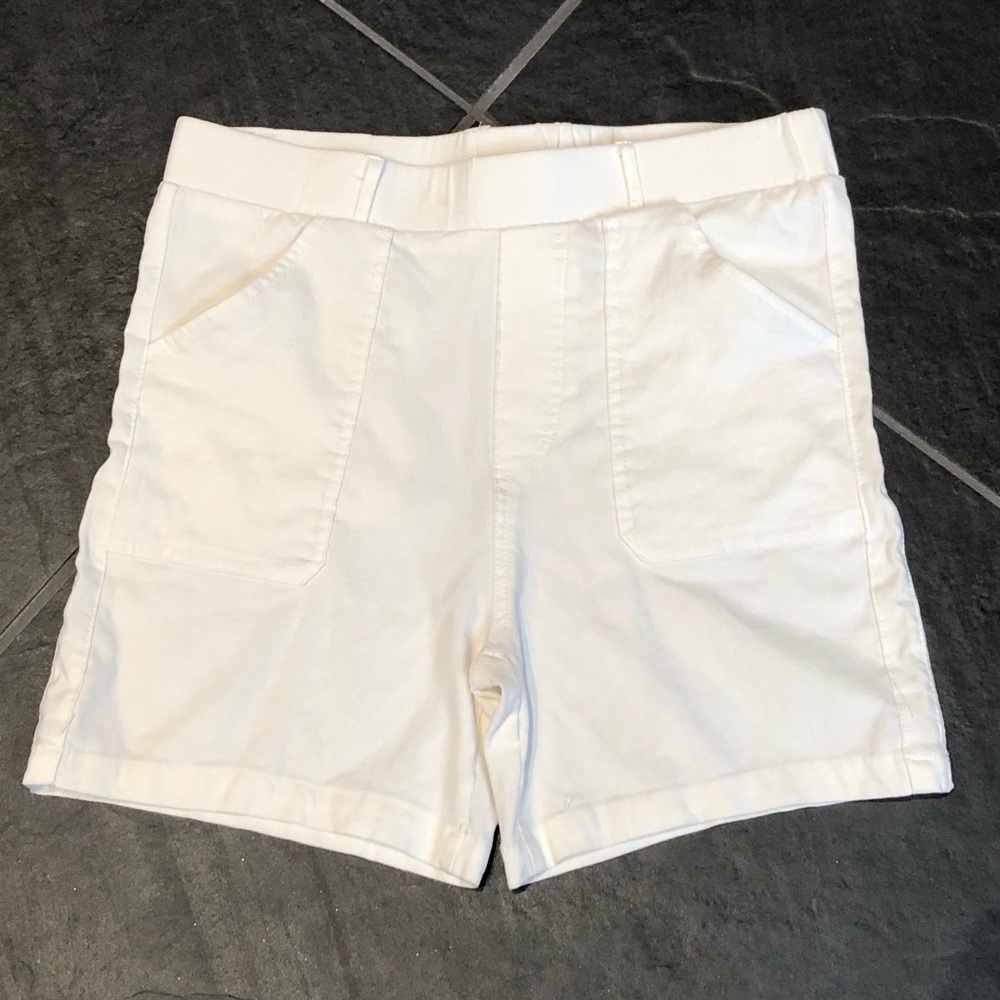 Basic White Slip On Short Size Medium